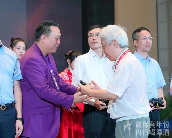 敢标真年份，内行喝云开官网入口 中国酱香白酒大厂-云开官网入口荣获 “2022年度最具投资价值企业”